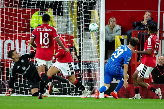 Carabao Cup round 3 Manchester United, ManU v Brighton & Hove Albion Maxim De Cuyper of Brighton & Hove Albion scores to make it 2-3 during the Carabao Cup round 3 match Manchester United vs Brighton & Hove Albion at Old Trafford, Manchester, United Kingdom on 16 September 2026 (Photo by Mark Cosgrove News Images) Manchester Old Trafford Greater Manchester United Kingdom Copyright: xMarkxCosgrove NewsxImagesx