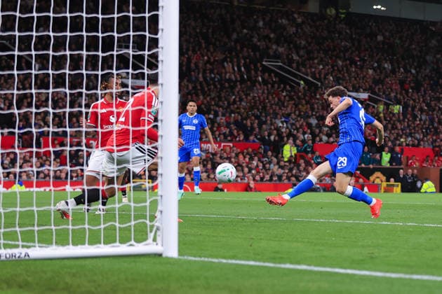 Fußball: Carabao Cup, 3. Runde – Manchester United gegen Tottenham Hotspur, 16. September 2026 Carabao Cup, 3. Runde – Manchester United gegen Brighton Hove Albion Maxim De Cuyper von Brighton Hove Albion erzielt das dritte Tor. Foto: Simon Stacpoole Abseits, Manchester, Großbritannien  Copyright: xSimonxStacpoolexOffside