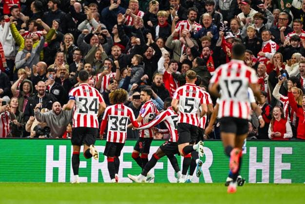 Enzo Le Fee of Sunderland scores the opening goal of the game 1-0 past Goalkeeper Jari De Busser of AZ Alkmaar and celebrates Sunderland v AZ Alkmaar, UEFA Europa League, Football, Stadium of Light, UK - 16 Sep 2026Sunderland Stadium of Light United Kingdom  Copyright: xGreigxCowie Shutterstockx 17154373bi