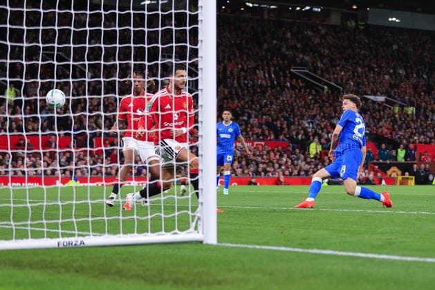 Fußball: Carabao Cup, 3. Runde – Manchester United gegen Tottenham Hotspur, 16. September 2026; Carabao Cup, 3. Runde – Manchester United gegen Brighton Hove Albion: Maxim De Cuyper von Brighton Hove Albion erzielt das dritte Tor. Foto: Simon Stacpoole. Abseits. Manchester, Großbritannien  Copyright: xSimonxStacpoolexOffside
