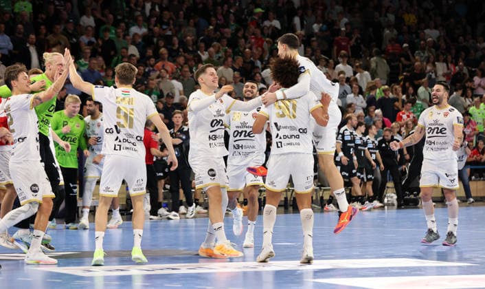 The Veszprém team celebrates after the game. Joy, emotion, sports, handball, Champions League, Men s Champions League, Matchday 2, 2026–2027 season, September 16, 2026: Füchse Berlin vs. One Veszprém HC at the Max Schmeling Hall