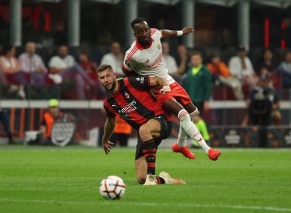IPA88609166 - Dodi Lukebakio of SL Benfica and Strahinja Pavlovic of AC Milan during the UEFA Europa League match between AC Milan and SL Benfica in the 2026–27 season, held on September 16, 2026, at Giuseppe Meazza Stadium, San Siro, Milan, Italy. Photo by Nderim KACELI  Copyright: xNderimxKaceli IPAxSportx xx IPA88609166