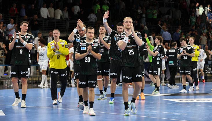 The Füchse team high-fives the fans after the game ends. Sports: Handball, Champions League, Men s Division 2, Matchday 2, 2026–2027 Season, September 16, 2026: Füchse Berlin vs. One Veszprém HC at the Max Schmeling Halle