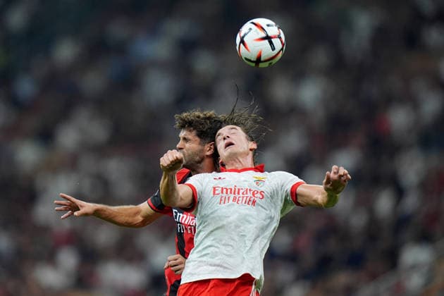 Benfica s Jakub Kaminski fights for the ball with AC Milan s Christian Pulisic during the Europa League soccer match between Ac Milan and Benfica at San Siro Stadium in Milan , Italy - September 16 , 2026. - Soccer  Copyright: xSpada LaPressex