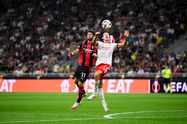 AC MIlan v SL Benfica - UEFA Europa League Christian Pulisic of AC Milan competes for a header with Jakub Kaminski of SL Benfica during the UEFA Europa League 2026 27 league phase football match between AC Milan and SL Benfica. Milan Italy Copyright: xNicolòxCampox