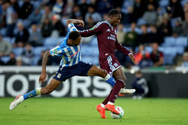 Coventry City v Aston Villa - Carabao Cup Third Round Luis Binks of Coventry City and Nicolas Jackson of Aston Villa challenge during the Carabao Cup Third Round match between Coventry City and Aston Villa at The Coventry Building Society Arena on September 16, 2026 in Coventry, England. WARNING! This Photograph May Only Be Used For Newspaper And Or Magazine Editorial Purposes. May Not Be Used For Publications Involving 1 player, 1 Club Or 1 Competition Without Written Authorisation From Football DataCo Ltd. For Any Queries, Please Contact Football DataCo Ltd on +44 (0) 207 864 9121 Coventry The Coventry Building Society Arena England United Kingdom Copyright: xAllstarxPicturexLibraryxLtdx