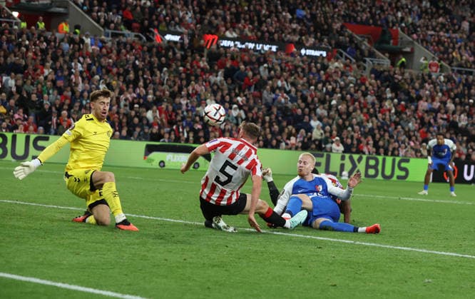 Sunderland, England, 16th September 2026. Mexx Meerdink of AZ Alkmaar shoots at goal during the Sunderland vs AZ Alkmaar UEFA Europa League match at the Stadium Of Light, Sunderland. Picture credit should read: Nigel Roddis Sportimage EDITORIAL USE ONLY. No use with unauthorised audio, video, data, fixture lists, club league logos or live services. Online in-match use limited to 120 images, no video emulation. No use in betting, games or single club league player publications. SPI_029_NR_SUND_AZAL SPI-5002-0029