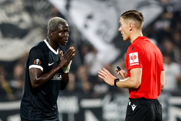 SOCCER - UEFA EL, Sturm vs Rennais GRAZ,AUSTRIA,16.SEP.26 - SOCCER - UEFA Europa League, Sturm Graz vs Stade Rennais FC. Image shows Oumar Diakite (Sturm) and referee Manfredas Lukjancukas (LTU).  GEPAxpictures xJamesxDoak
