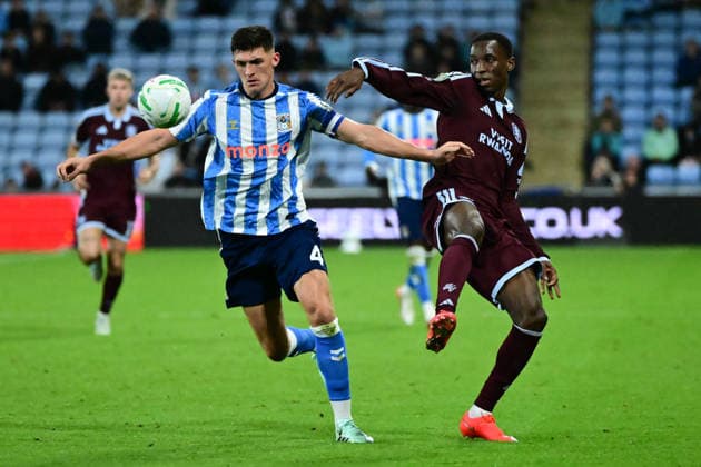 Coventry City v Aston Villa, EFL Cup Coventry City defender Bobby Thomas (4) battles for possession with Aston Villa forward Nicolas Jackson (11) during the EFL Cup match between Coventry City and Aston Villa at the Coventry Building Society Arena, Coventry, UK on 16 September 2026. Coventry Coventry Building Society Arena West Midlands UK Editorial use only DataCo restrictions apply See www.football-dataco.com , Copyright: xDennisxGoodwinx PSI-24892-0046