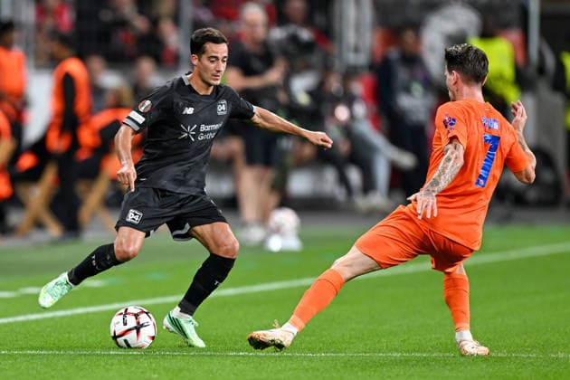 From left to right in a one-on-one: Lucas Vázquez (Leverkusen) 17, Benjamin Verbic (Celje) 7, 09 16 2026 ¢ Soccer ¢ Europa League ¢ Bayer 04 Leverkusen vs. NK Celje, BayArena, Leverkusen, North Rhine-Westphalia, Germany Copyright: xpepphotox xHorstxMauelshagenx pep00321, pep_20260916_hm