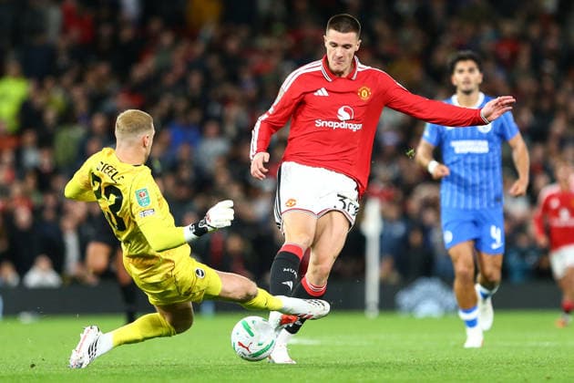 MANCHESTER, ENGLAND, SEPTEMBER 16: Jason Steele of Brighton & Hove Albion (L) tackles Benjamin Sesko of Manchester United, ManU (R) during a Carabao Cup Third Round match between Manchester United and Brighton & Hove Albion at the Old Trafford on September 16, 2026 in York, England. (Photo by Zach Forster Sports Press Photo) Copyright: xZachxForster SportsxPressxPhotox Sportspressphoto_SPR233160