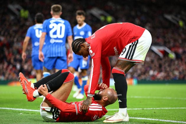 MANCHESTER, ENGLAND, SEPTEMBER 16: Noussair Mazraoui of Manchester United, ManU (L) is consoled by his teammate Marcus Rashford (R) during a Carabao Cup Third Round match between Manchester United and Brighton & Hove Albion at the Old Trafford on September 16, 2026 in York, England. (Photo by Zach Forster Sports Press Photo) Copyright: xZachxForster SportsxPressxPhotox Sportspressphoto_SPR233162