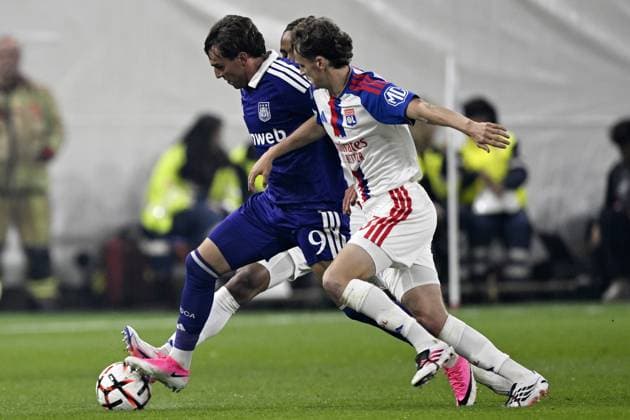 BRUSSELS - (lr) Mihajlo Cvetkovic of RSC Anderlecht, Tyler Morton of Olympique Lyonnais during the Europa League match between RSC Anderlecht and Olympique Lyonnais at the RSC Anderlecht stadium on 16 September 2026 in Brussels, Belgium. ANP UEFA Europa League 2026 27 xVIxANPxSportx xGerritxvanxKeulenxIVx 568875304 originalFilename: 568875304.jpg