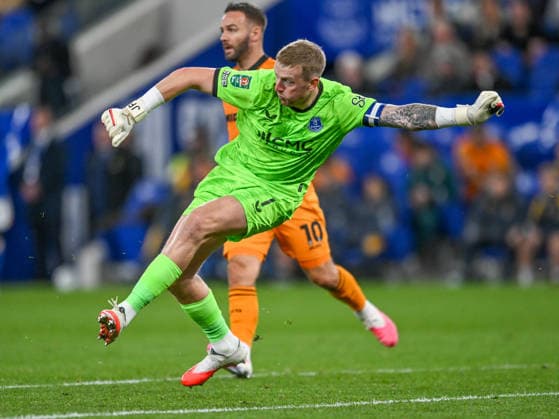 Everton v Wolverhampton Wanderers Carabao Cup Jordan Pickford of Everton passes the ball during the Carabao Cup Third Round match at the Hill Dickinson Stadium, Liverpool 16 09 2026 UK Newspapers OUT Copyright: xKarlxVallantinex FIL-23952-0088