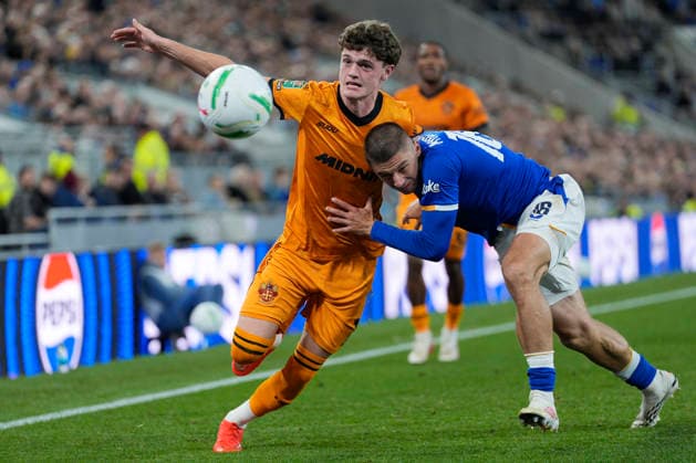 Everton v Wolverhampton Wanderers, Carabao Cup Vitaliy Mykolenko of Everton competes for the ball with Sean Neave of Wolverhampton Wanderers during the Everton v Wolverhampton Wanderers Carabao Cup 3rd Round match at the Hill Dickinson Stadium, Liverpool, England on 16 September 2026 Credit: Steve Flynn Every Second Media Editorial use only. All images are copyright Every Second Media Limited. No images may be reproduced without prior permission. All rights reserved. Premier League and Football League images are subject to licensing agreements with Football DataCo Limited. see https: www.football-dataco.com Copyright: xIMAGO EveryxSecondxMediax ESM-2166-0102 StevexFlynnx xEveryxSecondxMediax