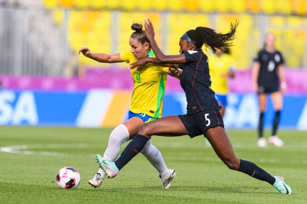Brazil v United States - FIFA U-20 Women s World Cup Katowice, Poland - September 16: Brendha of Brazil (L) fights for the ball with Lizzie Boamah of United States (R) during the FIFA U-20 Women s World Cup Round of 16 match between Brazil and United States at Arena Katowice on September 16, 2026 in Katowice, Poland Copyright: xLatinxSportxImagesx