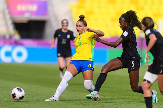 Brazil v United States - FIFA U-20 Women s World Cup Katowice, Poland - September 16: Brendha of Brazil (L) fights for the ball with Lizzie Boamah of United States (R) during the FIFA U-20 Women s World Cup Round of 16 match between Brazil and United States at Arena Katowice on September 16, 2026 in Katowice, Poland Copyright: xLatinxSportxImagesx