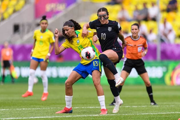 Brazil v United States - FIFA U-20 Women s World Cup Katowice, Poland - September 16: Dulce of Brazil (L) fights for the ball with Linda Ullmark of United States (R) during the FIFA U-20 Women s World Cup Round of 16 match between Brazil and United States at Arena Katowice on September 16, 2026 in Katowice, Poland Copyright: xLatinxSportxImagesx