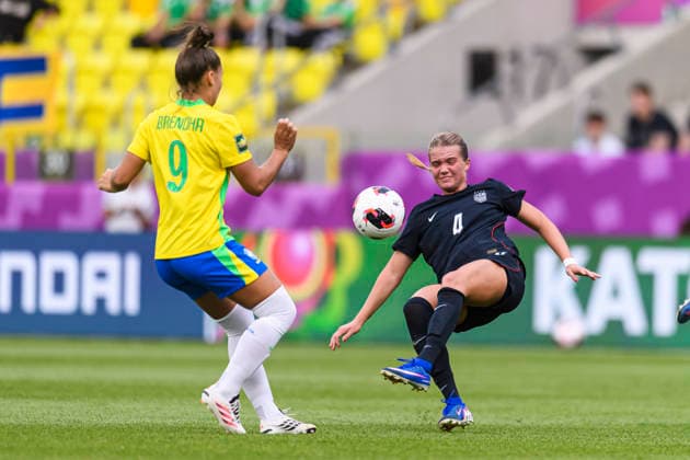 Brazil v United States - FIFA U-20 Women s World Cup Katowice, Poland - September 16: Ella Bard of United States (R) kicks the ball during the FIFA U-20 Women s World Cup Round of 16 match between Brazil and United States at Arena Katowice on September 16, 2026 in Katowice, Poland Copyright: xLatinxSportxImagesx