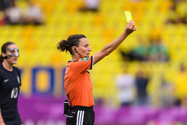 Brazil v United States - FIFA U-20 Women s World Cup Katowice, Poland - September 16: Referee Silvia Gasperotti shows a yellow card during the FIFA U-20 Women s World Cup Round of 16 match between Brazil and United States at Arena Katowice on September 16, 2026 in Katowice, Poland Copyright: xLatinxSportxImagesx