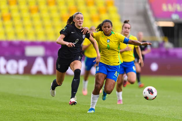 Brazil v United States - FIFA U-20 Women s World Cup Katowice, Poland - September 16: Alex Buck of United States (L) fights for the ball with Ana Beatriz Lopes of Brazil (R) during the FIFA U-20 Women s World Cup Round of 16 match between Brazil and United States at Arena Katowice on September 16, 2026 in Katowice, Poland Copyright: xLatinxSportxImagesx