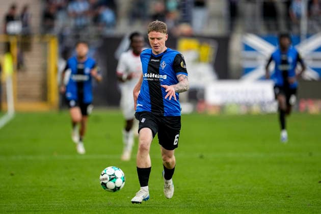 Joey Müller, SV Waldhof, 6, with the ball, isolated figure, full-body shot, single frame, single photo, action, September 16, 2026, Mannheim, Germany, soccer, 3rd Division, SV Waldhof Mannheim vs. Rot-Weiss Essen, DFB and DFL regulations prohibit any use of photographs as image sequences and or quasi-video xozx