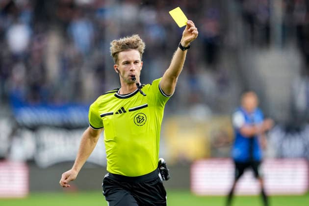 Referee Jarno Wienefeld shows a yellow card, warning, yellow card, action, play, game scene, still image, single photo, September 16, 2026, Mannheim, Germany, soccer, 3rd Division, SV Waldhof Mannheim vs. Rot-Weiss Essen, DFB and DFL regulations prohibit any use of photographs as image sequences and or quasi-video xozx