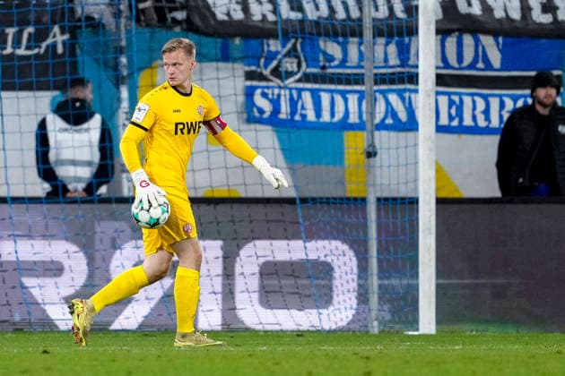 Jakob Karl Gerhard Golz, Goalkeeper, Essen, 1, on the ball, close-up, full-body, single frame, single photo, action, 09 16 2026, Mannheim, Germany, soccer, 3rd Division, SV Waldhof Mannheim vs. Rot-Weiss Essen, DFB and DFL regulations prohibit any use of photographs as image sequences and or quasi-video xozx