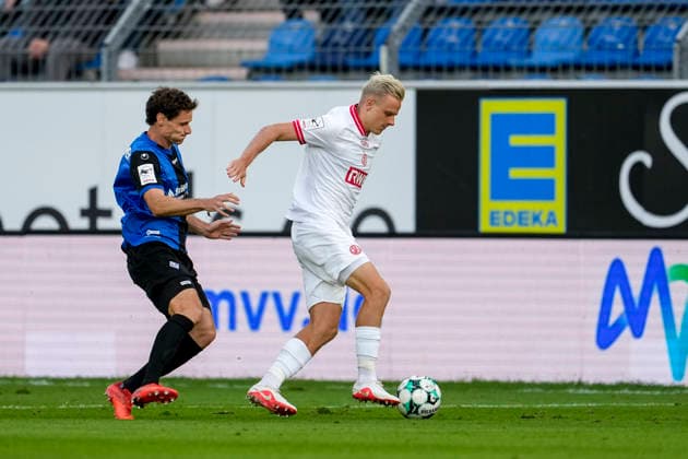 v li Maximilian Thalhammer SV Waldhof, 8, Janne Sietan Essen, 22, tackle, game scene, duel, tackle, tackling, dynamic, action, 16 09 2026, Mannheim, Germany, soccer, 3rd Division, SV Waldhof Mannheim vs. Rot-Weiss Essen, DFB and DFL regulations prohibit any use of photographs as image sequences and or quasi-video xozx