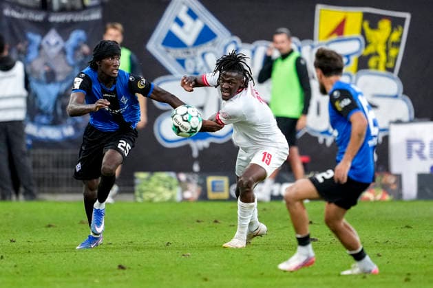v li Favour Jidechi Okeke Jid Okeke, SV Waldhof, 25, Franci Bouebari Essen, 19, tackle, game scene, duel, tackle, tackling, dynamic, action, 09 16 2026, Mannheim, Germany, soccer, 3. Liga, SV Waldhof Mannheim vs. Rot-Weiss Essen, DFB and DFL regulations prohibit any use of photographs as image sequences and or quasi-video xozx