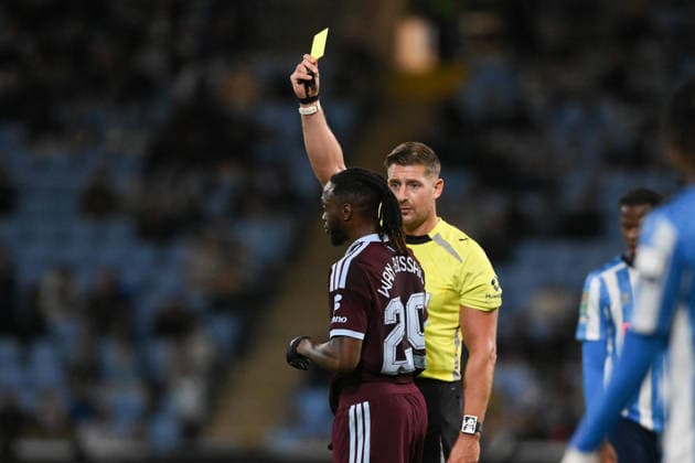 Sport Bilder des Tages #2 Coventry City v Aston Villa - Carabao Cup Third Round Evann Guessand of Aston Villa receives a yellow card from match referee Robert Jones during the Carabao Cup Third Round match between Coventry City and Aston Villa at the Coventry Building Society Arena in Coventry, on September 16, 2026. Coventry West Midlands United Kingdom  Copyright: xMIxNewsx originalFilename:fletcher-coventry260916_npCbl.jpg