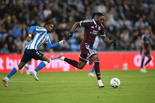 Coventry City v Aston Villa - Carabao Cup Third Round Evann Guessand of Aston Villa advances with the ball during the Carabao Cup Third Round match between Coventry City and Aston Villa at the Coventry Building Society Arena in Coventry, on September 16, 2026. Coventry West Midlands United Kingdom  Copyright: xMIxNewsx originalFilename:fletcher-coventry260916_npjOv.jpg