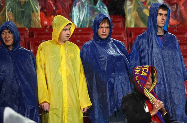 FC Barcelona, Barca v Real Racing Club de Santander - LaLiga EA Sports 2026 27 Supporters take shelter from the rain during the match between FC Barcelona and Real Racing Club de Santander, corresponding to week 6 of LaLiga EA Sports 2026-27, played at the Spotify Camp Nou in Barcelona, on September 16, 2026. Barcelona Barcelona Spain  Copyright: xUrbanandsportx originalFilename:valls-fcbarcel260916_npiCD.jpg