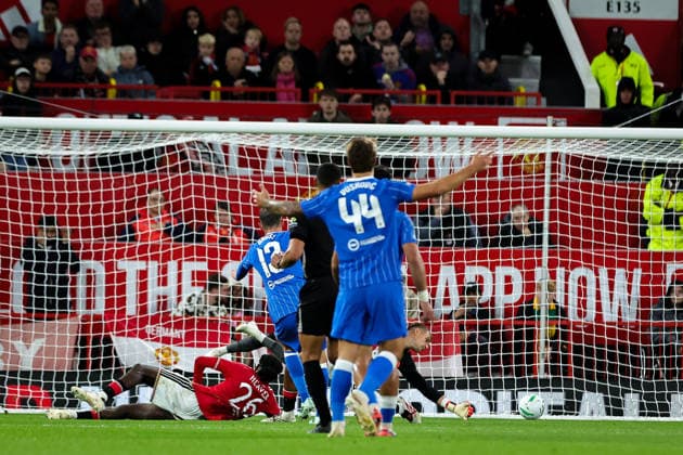 Manchester United, ManU v Brighton & Hove Albion - Carabao Cup Third Round Pascal Gross of Brighton & Hove Albion scores to make it 2-2 during the Carabao Cup round 3 match between Manchester United and Brighton & Hove Albion at Old Trafford in Manchester, United Kingdom, on September 16, 2026. Manchester Greater Manchester United Kingdom  Copyright: xNewsxImagesx originalFilename:cosgrove-carabaoc260916_np3X8.jpg