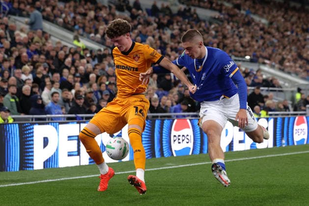 Everton v Wolverhampton Wanderers - Carabao Cup Third Round Sean Neave of Wolverhampton Wanderers holds off Vitaliy Mykolenko of Everton during the Carabao Cup round 3 match Everton vs Wolverhampton Wanderers at Hill Dickinson Stadium, Liverpool, United Kingdom on 16 September 2026 Liverpool Merseyside United Kingdom  Copyright: xNewsxImagesx originalFilename:cosgrove-carabaoc260916_np9jM.jpg