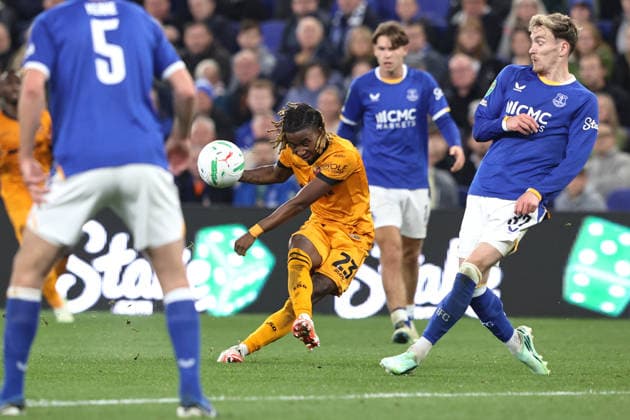 Everton v Wolverhampton Wanderers - Carabao Cup Third Round Tawanda Chirewa of Wolverhampton Wanderers takes a shot on goal during the Carabao Cup round 3 match between Everton and Wolverhampton Wanderers at Hill Dickinson Stadium in Liverpool, United Kingdom, on September 16, 2026. Liverpool Merseyside United Kingdom  Copyright: xNewsxImagesx originalFilename:cosgrove-carabaoc260916_npH7G.jpg