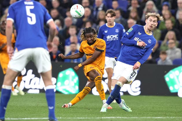 Everton v Wolverhampton Wanderers - Carabao Cup Third Round Tawanda Chirewa of Wolverhampton Wanderers takes a shot on goal during the Carabao Cup round 3 match between Everton and Wolverhampton Wanderers at Hill Dickinson Stadium in Liverpool, United Kingdom, on September 16, 2026. Liverpool Merseyside United Kingdom  Copyright: xNewsxImagesx originalFilename:cosgrove-carabaoc260916_npveF.jpg
