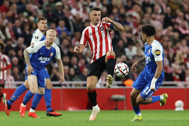 Sunderland AFC v AZ Alkmaar - UEFA Europa League 2026 27 League Phase MD1 Granit Xhaka of Sunderland chips the ball over Ro-Zangelo Daal of AZ Alkmaar during the UEFA Europa League League Stage match between Sunderland and AZ Alkmaar at the Stadium of Light in Sunderland, on September 16, 2026. Sunderland Tyne and Wear United Kingdom  Copyright: xMIxNewsx originalFilename:fletcher-sunderla260916_npIBb.jpg