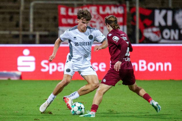 September 16, 2026, xsefx, Soccer, SC Fortuna Köln vs. SV Wehen Wiesbaden, 3rd Division, South, Matchday 6, 2026–2027 Season: Ben Nink of SV Wehen Wiesbaden, No. 17, in a tackle against Bennit Bröger of Fortuna Cologne, No. 38. DFB regulations prohibit any use of photographs as image sequences and or quasi-video. North Rhine-Westphalia, Germany