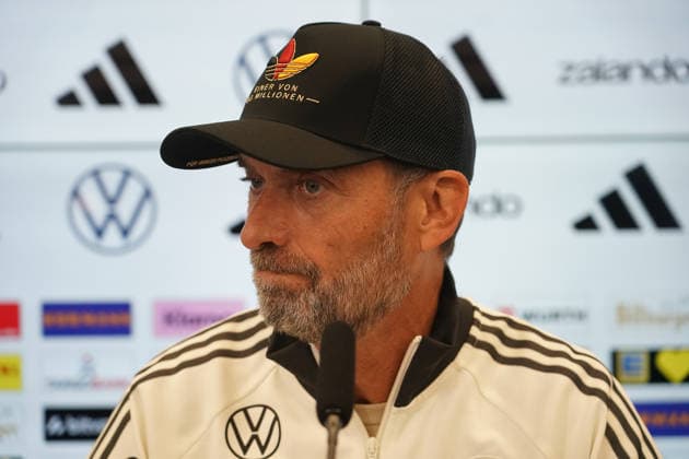 National Team Coach Jürgen Klopp arrives at the press conference for the national team’s first roster announcement wearing a cap. One of 83 million. September 17, 2026. First DFB roster announcement by National Team Coach Jürgen Klopp, DFB Campus, Frankfurt