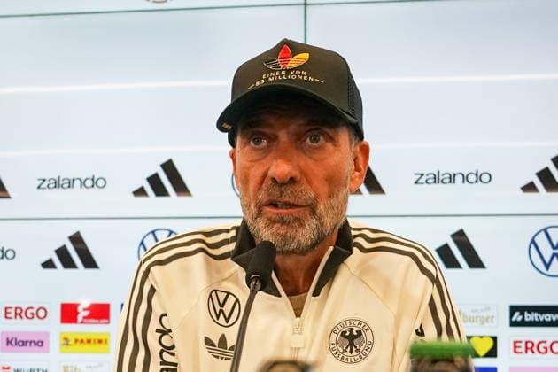 National Team Coach Jürgen Klopp arrives at the press conference for the national team’s first roster announcement wearing a cap. One of 83 million. September 17, 2026. First DFB roster announcement by National Team Coach Jürgen Klopp, DFB Campus, Frankfurt