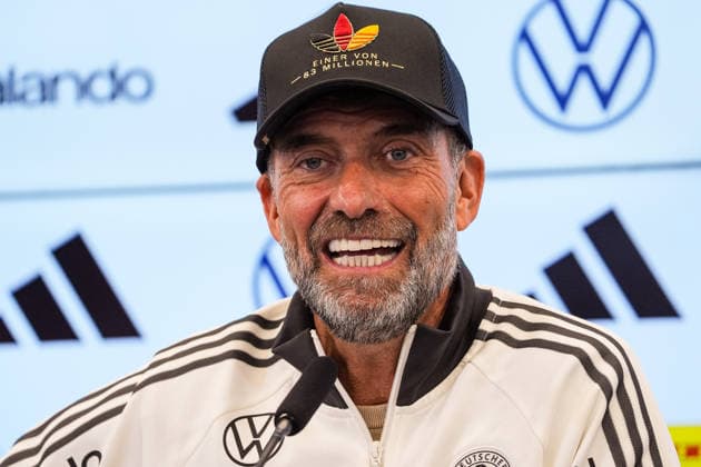 National Team Coach Jürgen Klopp arrives at the press conference for the national team’s first roster announcement wearing a cap. One of 83 million. September 17, 2026. First DFB roster announcement by National Team Coach Jürgen Klopp, DFB Campus, Frankfurt
