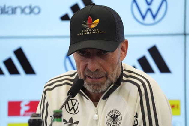 National Team Coach Jürgen Klopp arrives at the press conference for the national team s first roster announcement wearing a cap. One of 83 million. September 17, 2026. First DFB roster announcement by National Team Coach Jürgen Klopp, DFB Campus Frankfurt