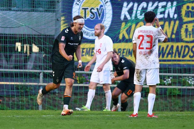 25 Noah Weißbach of SV Werder Bremen U23 celebrates his goal to make it 2–2. Soccer I Men’s I Regionalliga Nord I 2026–2027 Season I Matchday 9 I Eimsbütteler TV vs. SV Werder Bremen U23 I September 16, 2026 I Hinschenfelde Sports Park