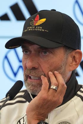 National team coach Jürgen Klopp arrives at the press conference for the national team’s first roster announcement wearing an Adidas cap. One of 83 million. September 17, 2026. First DFB roster announcement by national team coach Jürgen Klopp, DFB Campus Frankfurt