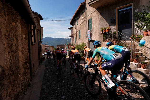 The pack rides during the Giro d™Abruzzo, stage 3 from Oricola - Piana del Cavaliere to San Benedetto dei Marsi (159 km) - Abruzzo, Italy - Thursday, September 17, 2026. - cycling.  Copyright: xFabioxFerrari LaPressex