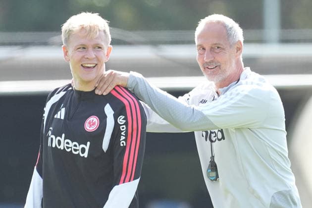 Coach Adi Hütter of Eintracht Frankfurt with Jonathan Burkardt; Eintracht Frankfurt in good spirits; September 17, 2026; Bundesliga, 2026–2027 season; Eintracht Frankfurt training