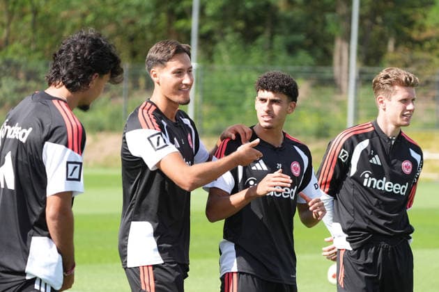 Younes Ebnoutalib of Eintracht Frankfurt has fun during the club s social media shoot after training with Can Uzun of Eintracht Frankfurt, Ayoube Amaimouni Echghouyab of Eintracht Frankfurt, Elias Baum of Eintracht Frankfurt, September 17, 2026, Bundesliga, 2026–27 season, Eintracht Frankfurt training