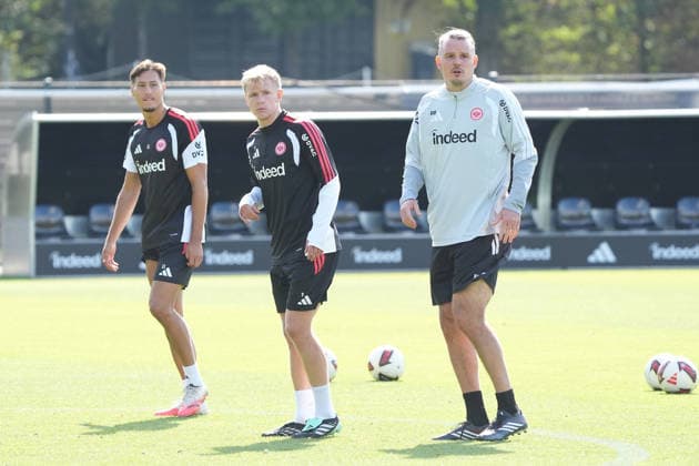 The two Frankfurt strikers, Jonathan Burkardt (Eintracht Frankfurt) and Younes Ebnoutalib (Eintracht Frankfurt), are learning from assistant coach Alex Meier (Eintracht Frankfurt) on September 17, 2026. Bundesliga, 2026–27 season. Eintracht Frankfurt training.
