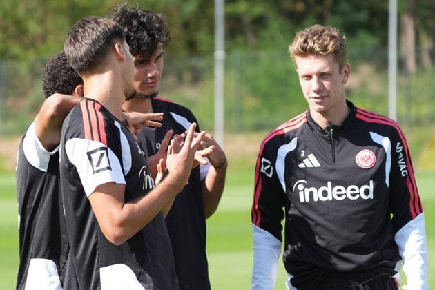 Ayoube Amaimouni Echghouyab, Eintracht Frankfurt; Elias Baum, Eintracht Frankfurt; Can Uzun (Eintracht Frankfurt), Younes Ebnoutalib (Eintracht Frankfurt) are having fun during Eintracht s social media shoot after training on September 17, 2026. Bundesliga, Season 26–27. Eintracht Frankfurt Training